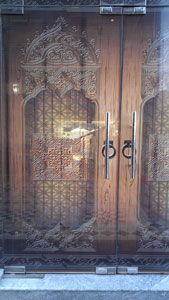 Входная стеклянная дверь оклеена пленкой под витраж